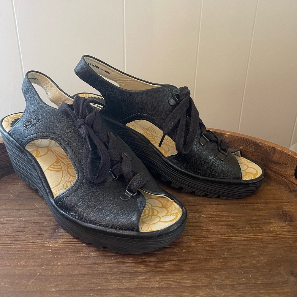 London Fly leather wedge